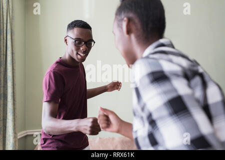 Teenage Brüder tun secret Handshake Stockfoto