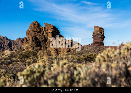 Die Roques de Garcia Felsformation und Roque Cinchado in der Las Canadas del Teide National Park, Teneriffa, Kanarische Inseln, Spanien Stockfoto