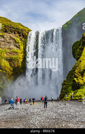 Schöne, große und sehr große Skogar Wasserfall auf South Island Stockfoto