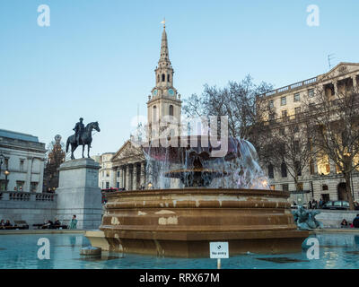 Brunnen & Reiterstandbild von Georg IV. in Trafalgar Square mit St. Martin in den Bereichen Kirche hinter, London, England. Stockfoto