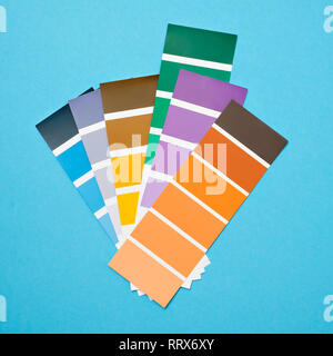 Farbpalette mit diversen Samples. Farbe Auswahl Katalog auf blauem Hintergrund Stockfoto