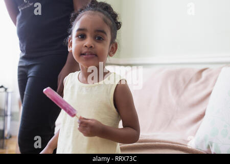 Portrait niedliches Kleinkind Mädchen Essen gewürzt Eis Stockfoto