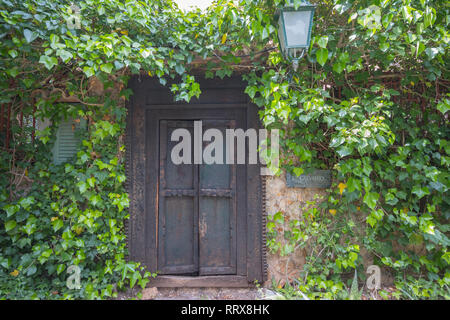 Tür von einem traditionellen Gebäude in der Nähe des El Calvari Kapelle in Pollenca Stadt, Mallorca (Mallorca), Balearen, Spanien Stockfoto