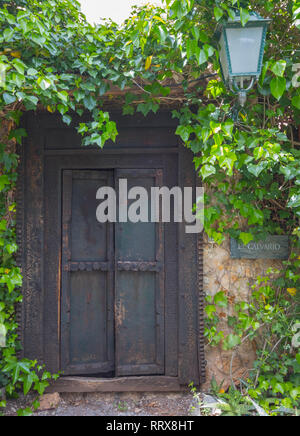 Tür von einem traditionellen Gebäude in der Nähe des El Calvari Kapelle in Pollenca Stadt, Mallorca (Mallorca), Balearen, Spanien Stockfoto