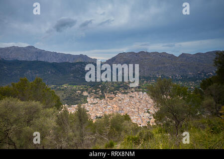 Landschaft auf die Altstadt von Pollenca Stadt von Santuari de la Mare de Déu del Puig, Mallorca (Mallorca), Balearen, Spanien Stockfoto
