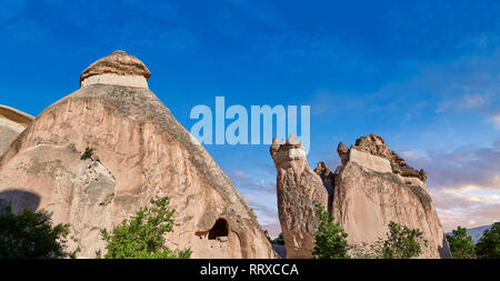 Fotos & Bilder der Fairy Chimney Rock Formationen und rock Säulen "pasaba Valley" in der Nähe von Göreme in Kappadokien, Nevsehir, Türkei Stockfoto