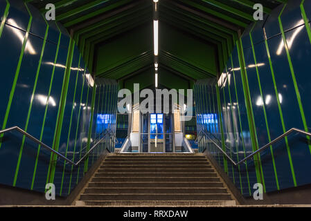 Die Treppen bis zur blauen Aufzug in Berlin Stockfoto