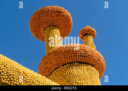 Riesige Skulptur von Zitronen und Orangen am jährlichen Menton Lemon Festival im französischen Riviera gemacht Stockfoto