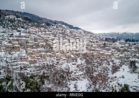 Luftaufnahme des verschneiten Metsovo ist eine Stadt in Epirus, in den Bergen von Pindus in Nordgriechenland und zieht viele Besucher Stockfoto