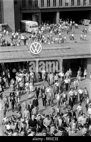 VW-Werk 1962 - VW-Werk, Wolfsburg, 1962. VW Käfer Fertigung. Schichtwechsel Volkswagen Werk Wolfsburg/Deutschland, 1962. VW Käfer Produktion. Schichtwechsel Stockfoto