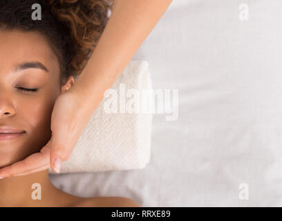 Frau, Gesicht Massage im Schönheitssalon Stockfoto