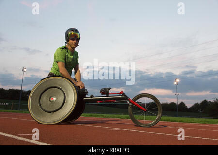 Portrait selbstbewussten jungen männlichen querschnittsgelähmten Athlet Training für Rollstuhl Rennen am Sportplatz Stockfoto