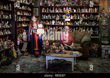 Nordamerika, Amerika, American, USA, Nevada, Great Basin, Nye County, Tonopah, Clown Motel, Marlena Elan in der Lobby Stockfoto