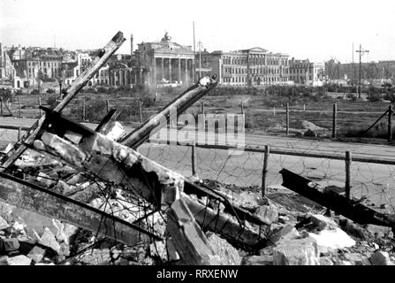 Berlin - Nachkriegsdeutschland - Berlin - Nachkriegsdeutschland, Juni 1946. Blick zum Brandenburger Tor und Pariser Platz Berlin - Deutschland nach 1945 - Juni 1946 - Blick auf das Brandenburger Tor und den Pariser Platz mit Schutt in der Front. Stockfoto