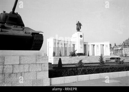 Deutschland - Sowjetische Ehrenmal im West Berlin, 06/1946, I. 071-14 Berlin, Sowjetische Ehrenmal Deutschland, Zweiter Weltkrieg, Hitler, Stalin, Besatzungsmacht, sowjetisches Denkmal in Berlin. Stockfoto