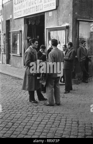 Reisen nach Rom - Italien 1950 - typisch Italienisch - Herren Plausch auf der Straße. Männer unterhalten sich auf der Straße in Rom. Foto Erich Andres Stockfoto