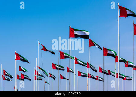 Viele Vereinigte Arabische Emirate flags Wicklung in der Wind gegen den blauen Himmel Stockfoto