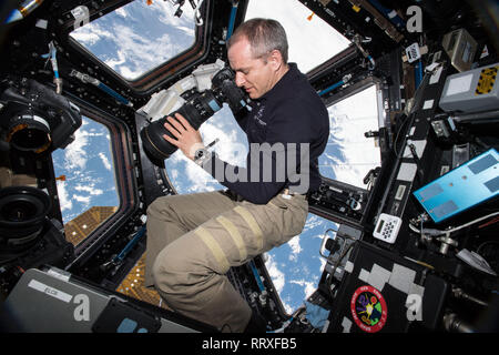 Canadian Space Agency astronaut David Saint-Jacques nimmt Bilder der Erde unten von der Innenseite der Kuppel an Bord der Internationalen Raumstation Januar 15, 2019 in der Erdumlaufbahn. Stockfoto