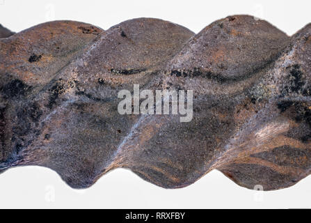 Detaillierte Textur des alten Schmiedeeisen oder gegossen mit Rost. Teil aus Metall geschmiedet twisted Zaun.. Teil aus Metall geschmiedet twisted Zaun. Stockfoto