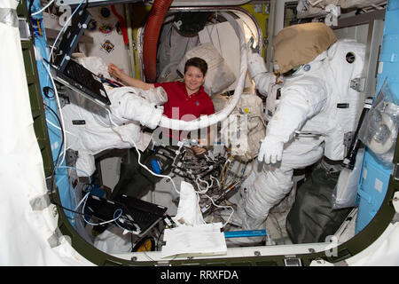 NASA-Astronaut Anne McClain Werke innerhalb der Suche gemeinsame airlock Aufrechterhaltung US-EVA raumanzüge an Bord der Internationalen Raumstation am 11. Februar 2019 in der Erdumlaufbahn. Stockfoto