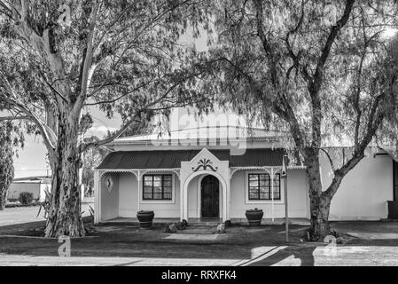LOXTON, SÜDAFRIKA, August 7, 2018: eine Straße Szene mit einer Lodge in Loxton in der Northern Cape Provinz. Schwarzweiß Stockfoto