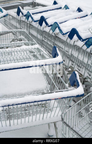 Tesco Einkaufswagen im Winter schnee Stockfoto
