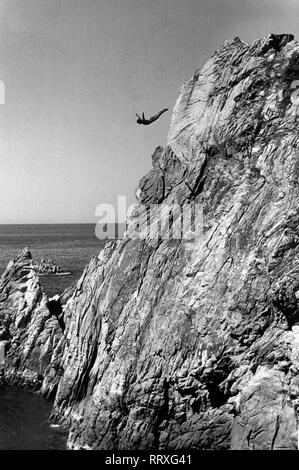 Reisen nach Mexiko - Mexiko - La Quebrada Cliff Diver in Acapulco. Die springen und tauchen von den Klippen von La Quebrada in das Meer unten Gulch". Bild Datum ca. 1962. Klippenspringer von Acapulco. Foto Erich Andres Stockfoto