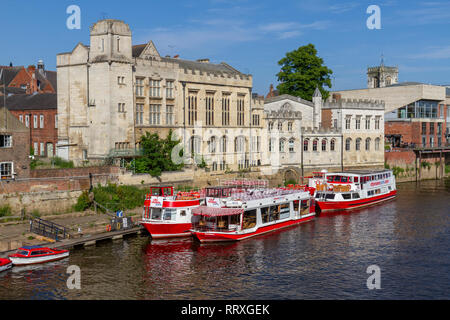 Ausflugsboote vom City Cruises York günstig auf den Fluss Ouse, Stadt York, UK. Stockfoto