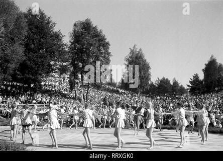 Deutschland - ein volkstanz Szene am Heidefest in Schneverdingen, Lüneburger Heide, Norddeutsche Landschaft, 07/1955, I. 1903-18 Lüneburger Heide Stockfoto