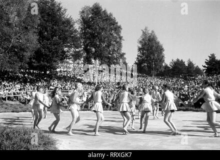 Deutschland - ein volkstanz Szene am Heidefest in Schneverdingen, Lüneburger Heide, Norddeutsche Landschaft, 07/1955, I. 1903-21 Lüneburger Heide Stockfoto