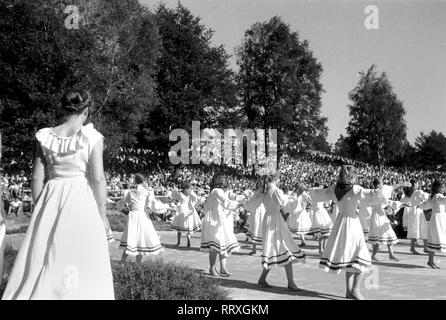 Deutschland - ein volkstanz Szene am Heidefest in Schneverdingen, Lüneburger Heide, Norddeutsche Landschaft, 07/1955, I. 1903-24 Lüneburger Heide Stockfoto