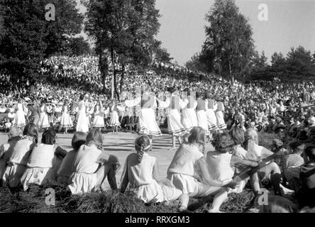 Deutschland - ein volkstanz Szene am Heidefest in Schneverdingen, Lüneburger Heide, Norddeutsche Landschaft, 07/1955, I. 1903-28 Lüneburger Heide Stockfoto