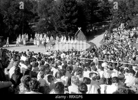 Deutschland - ein volkstanz Szene während der heidefest in Schnevedingen, Lüneburger Heide, Norddeutsche Landschaft, 07/1955, I. 1903-33 Lüneburger Heide Stockfoto