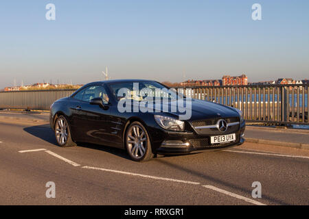 2013 schwarzer Mercedes-Benz SL350 Auto, Cabriolet, Cabriolet, Cabriolet, Cabriolet, Cabriolet, Cabriolet, Cabriolet, Drop-Tops, Sportwagen, Roadster und Cabrios werden an der Strandpromenade von Southport, Großbritannien, gefahren Stockfoto