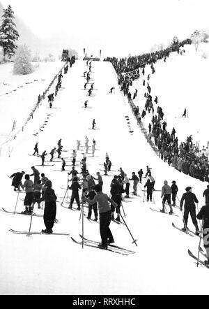 Winter Olympics 1936 - Deutschland, Drittes Reich - Olympische Winterspiele, Olympische Winterspiele 1936 in Garmisch-Partenkirchen. Blick auf die großen Olympischen Sprungschanze. Bild Datum Februar 1936. Foto Erich Andres Stockfoto