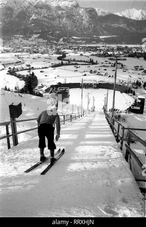 Winter Olympics 1936 - Deutschland, Drittes Reich - Olympische Winterspiele, Olympische Winterspiele 1936 in Garmisch-Partenkirchen. Skispringer bei den Olympischen Sprungschanze. Bild Datum Februar 1936. Foto Erich Andres Stockfoto