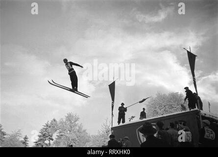 Winter Olympics 1936 - Deutschland, Drittes Reich - Olympische Winterspiele, Olympische Winterspiele 1936 in Garmisch-Partenkirchen. Skispringer bei den Olympischen Sprungschanze. Bild Datum Februar 1936. Foto Erich Andres Stockfoto