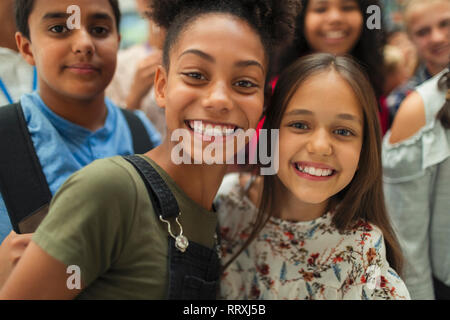 Portrait glücklich, selbstbewusst Junior high Studentinnen Stockfoto