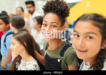 Portrait glücklich, selbstbewusst Junior high Studentinnen Stockfoto