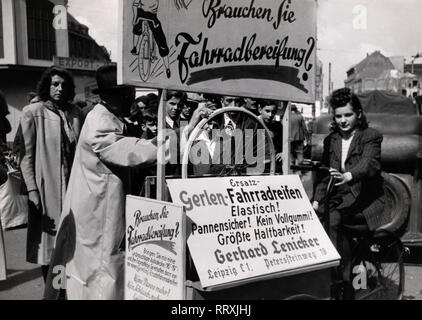 Deutschland - Leipziger Herbstmesse 1948, aus altem Gummi wird eine Vollgummibereifung, Fahrradbereifung Stockfoto