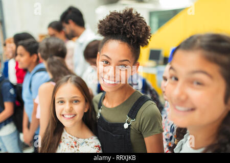 Portrait zuversichtlich Junior high Studentinnen Stockfoto