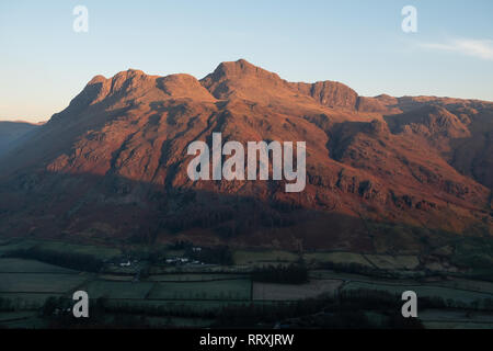 Erstes Licht über den Langdale Pikes von Seite Hecht, Great Langdale, Lake District, Großbritannien Stockfoto