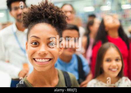 Portrait verspielt, exuberant Junior high Mädchen Schüler lächelnd Stockfoto