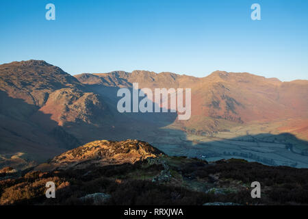 Am frühen Morgen Licht über Hecht von Blisco, Bowfell und gewellter Felsen an der Spitze der Great Langdale, von Seite Hecht, Lake District, Großbritannien Stockfoto