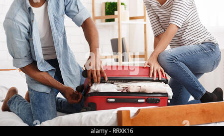 Packen Koffer. Paar versuchen valise zu schließen. Stockfoto