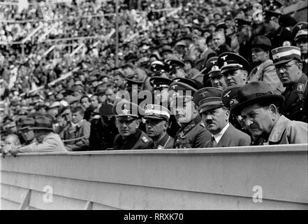 Olympischen Sommerspiele 1936 - Deutschland, Drittes Reich - Olympische Spiele, Olympische Sommerspiele 1936 in Berlin. Reichskanzler Adolf Hitler während der Wettkämpfe - unter den Zuschauern. Bild Datum August 1936. Foto Erich Andres Stockfoto