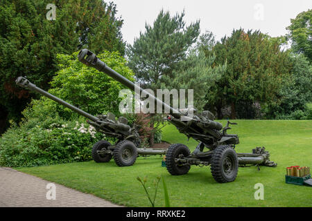 Ein paar L 118 leichte Waffen, ein 105-mm-Haubitze abgeschleppt für die Royal Salute im Juni 2018 verwendet, Museum, Gärten, Stadt York, UK. Stockfoto