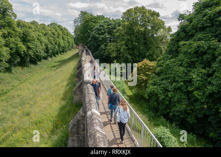 Besucher gehen auf einem Abschnitt der Römischen Mauern im Norden von der Mitte der Stadt von York, Yorkshire, Großbritannien. Stockfoto