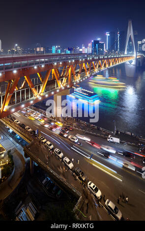 Chongqing, China - Oktober 02, 2017: Dongshuimen Brücke über den Jangtse in der Nacht. Stockfoto