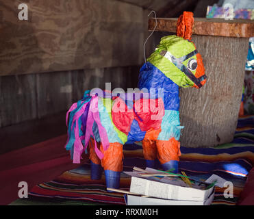 Esel pinata auf Tisch im Fiesta Stockfoto